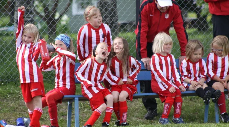 Spelare från Piteå IF sitter på bänken