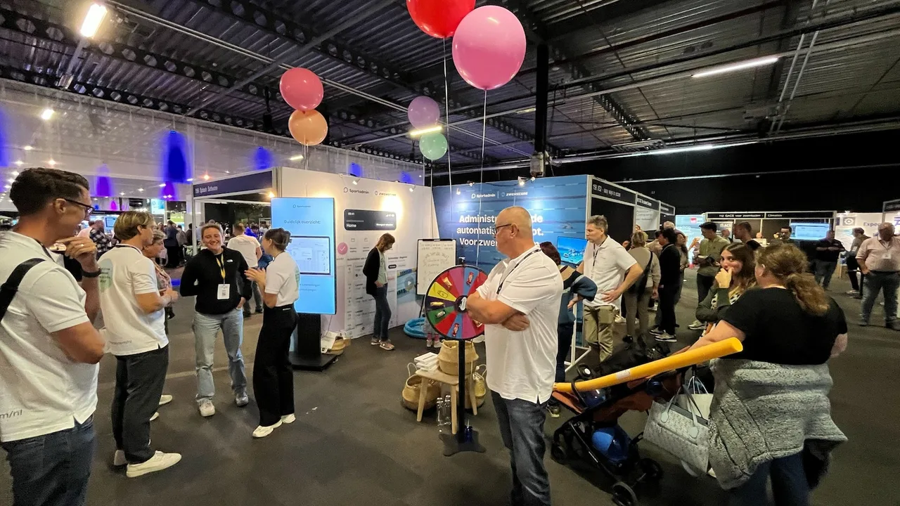 The Sportadmin and Zwemscore booth at Zwembad Branche Dag, with balloons and a prize wheel